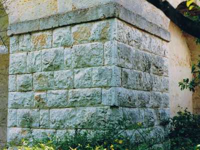 I pilastri del piano terra, che reggono le arcate, e rivestiti in bugnato rustico, sono invece resti di una torre d'avvistamento con muri a scarpa del XVI secolo sulla quale la dimora fu costruita